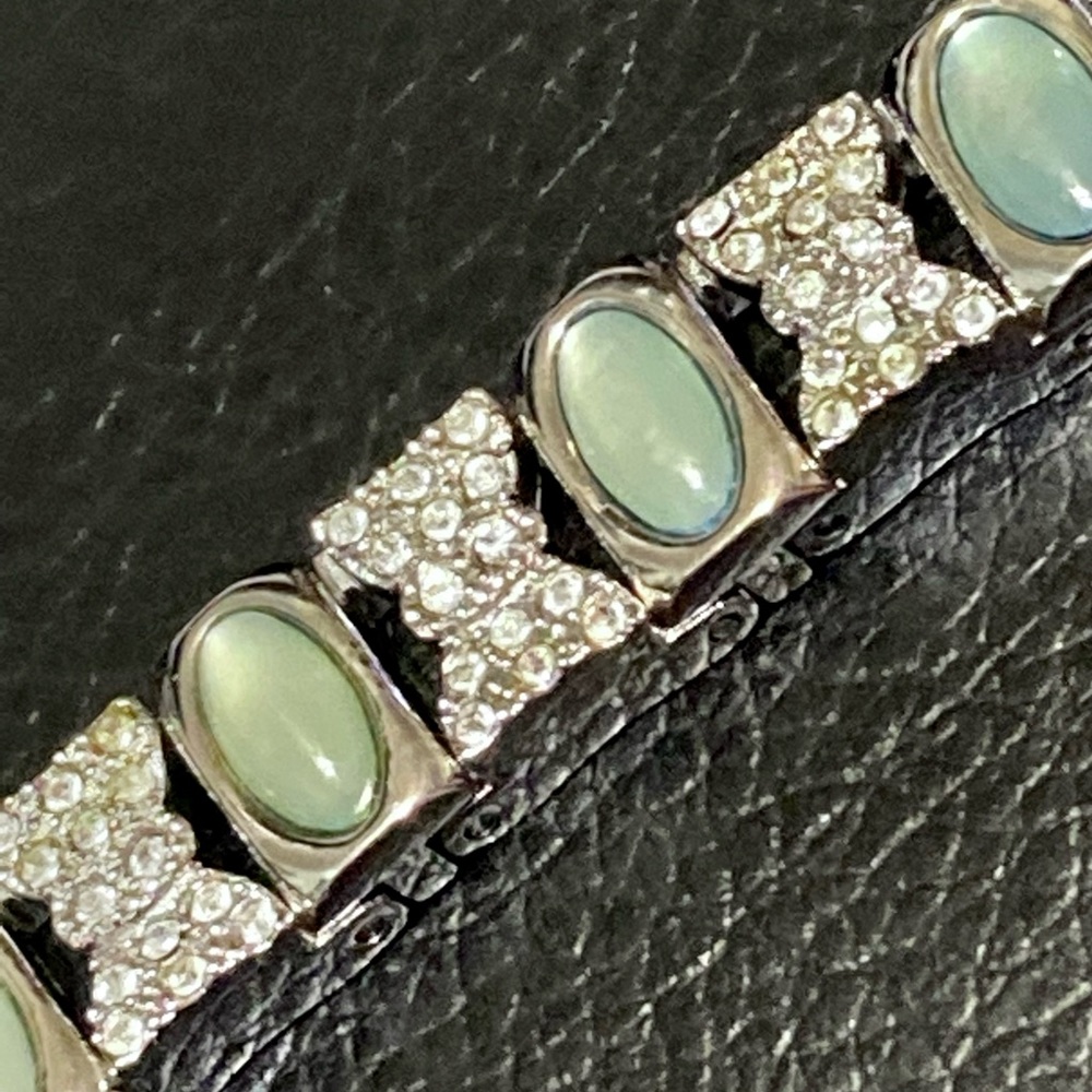 Green and 5 rhinestone bows bracelet